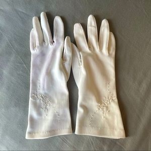Vintage White Gloves with Beautiful Flower Detail in White